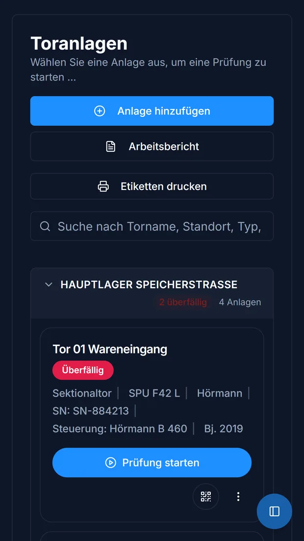 Toranlagen eines Kunden in TorCheckPro, nach Standort gruppiert, mit Typ, Hersteller und Seriennummer